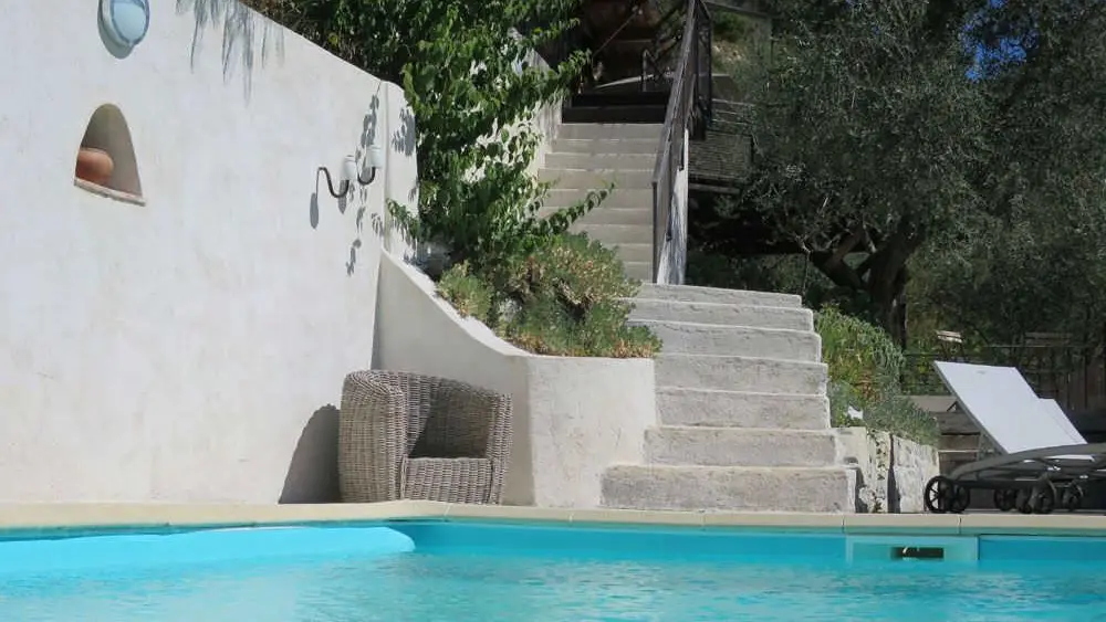 Gîte les Figaires - Accès à la piscine privée - Gîtes de France Alpes-Maritimes