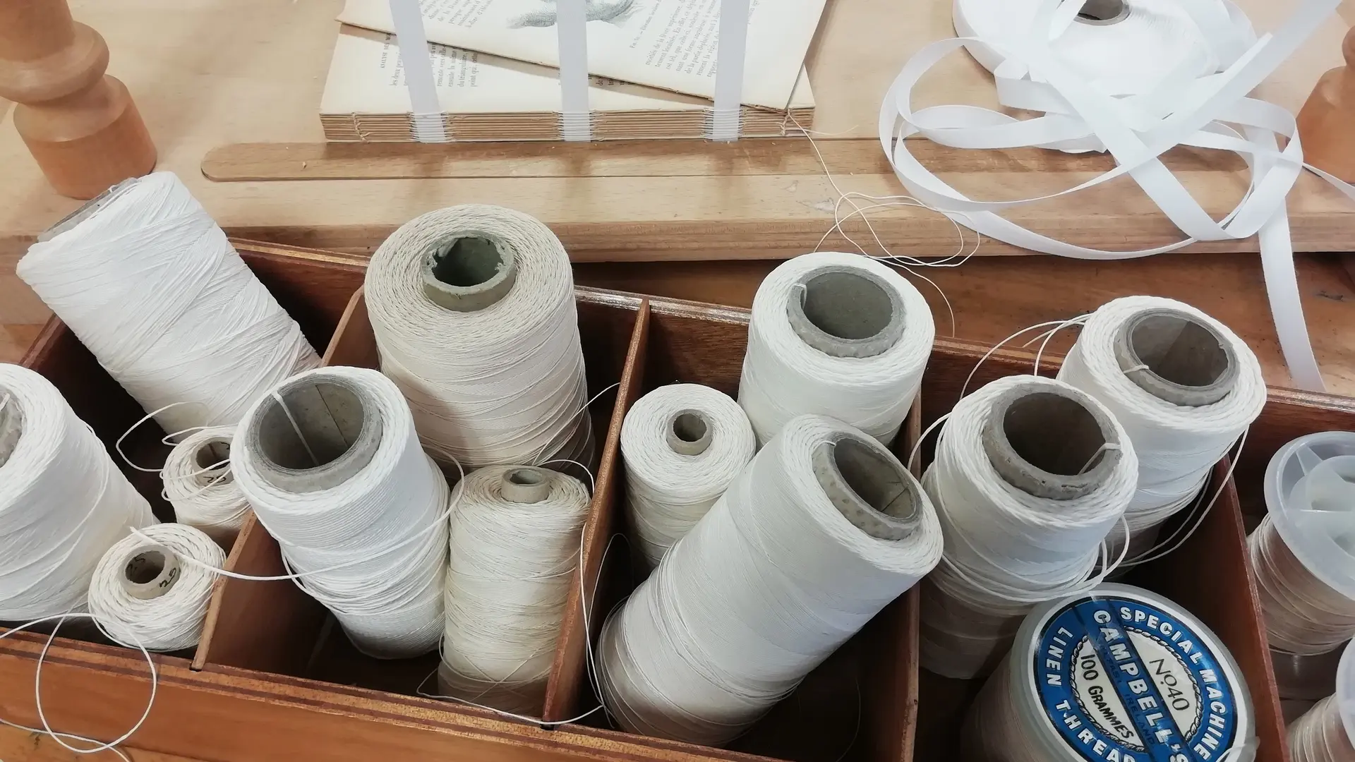 Fils et rubans de couture