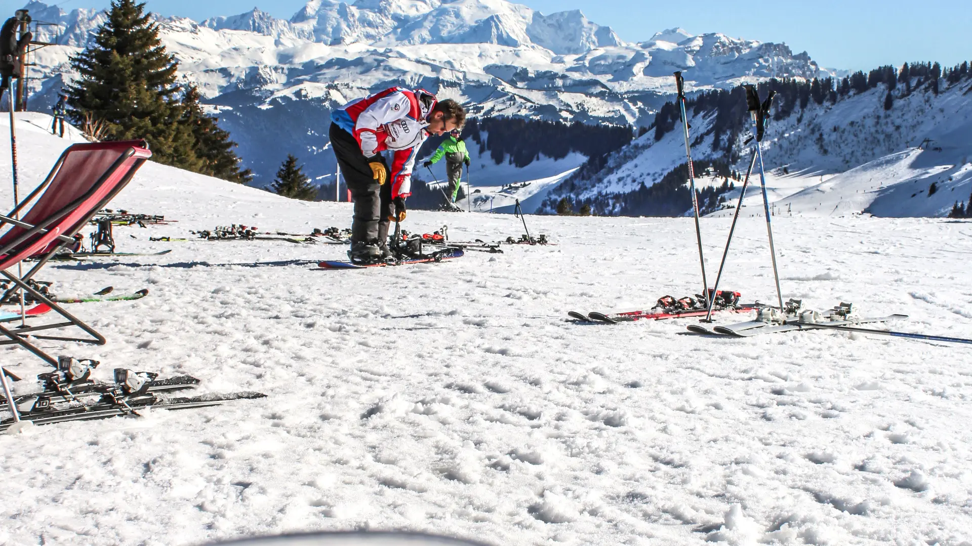 Un verre au premier plan devant des montagnes enneigées