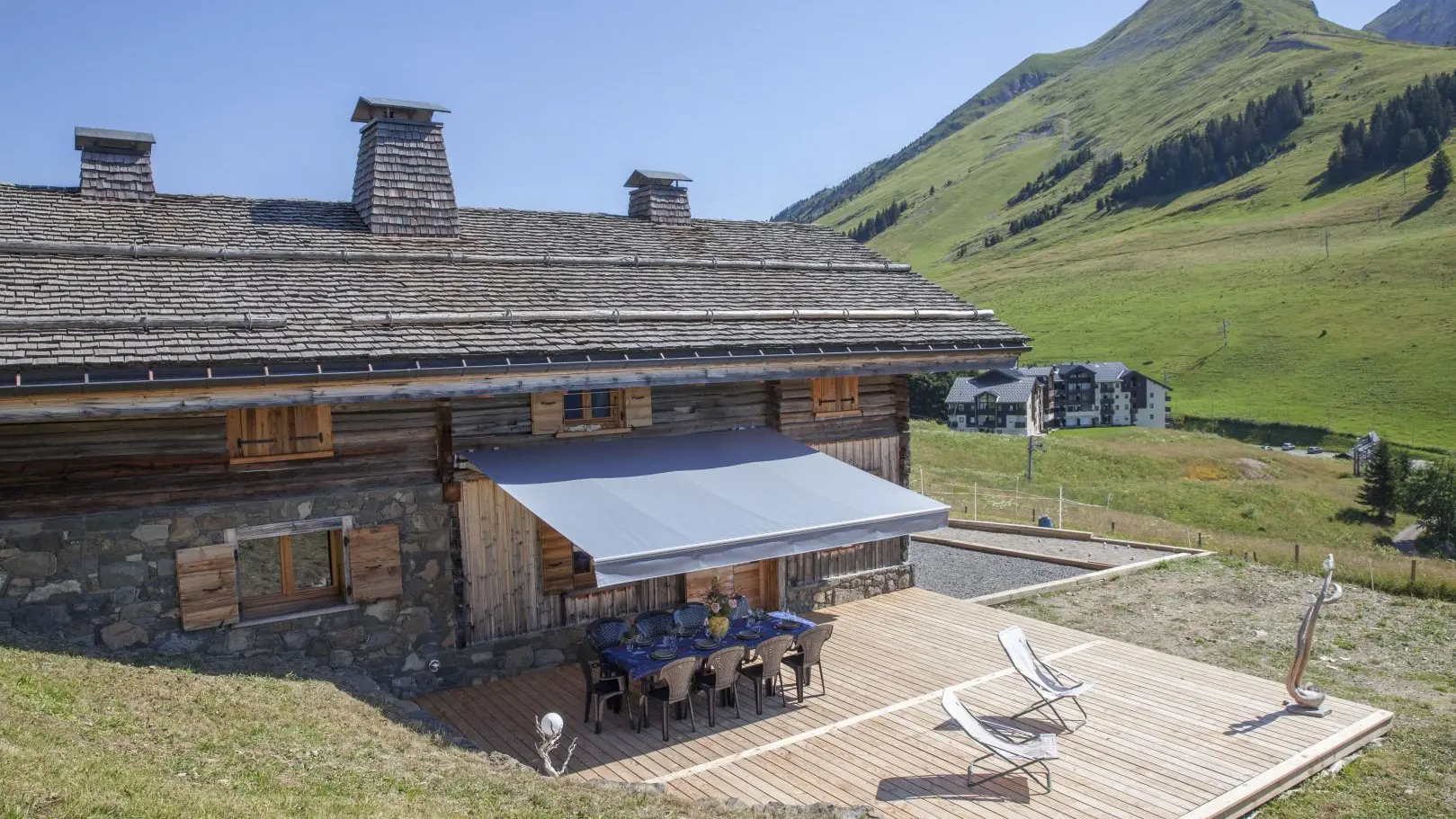 Face sud du chalet avec grande terrasse bois