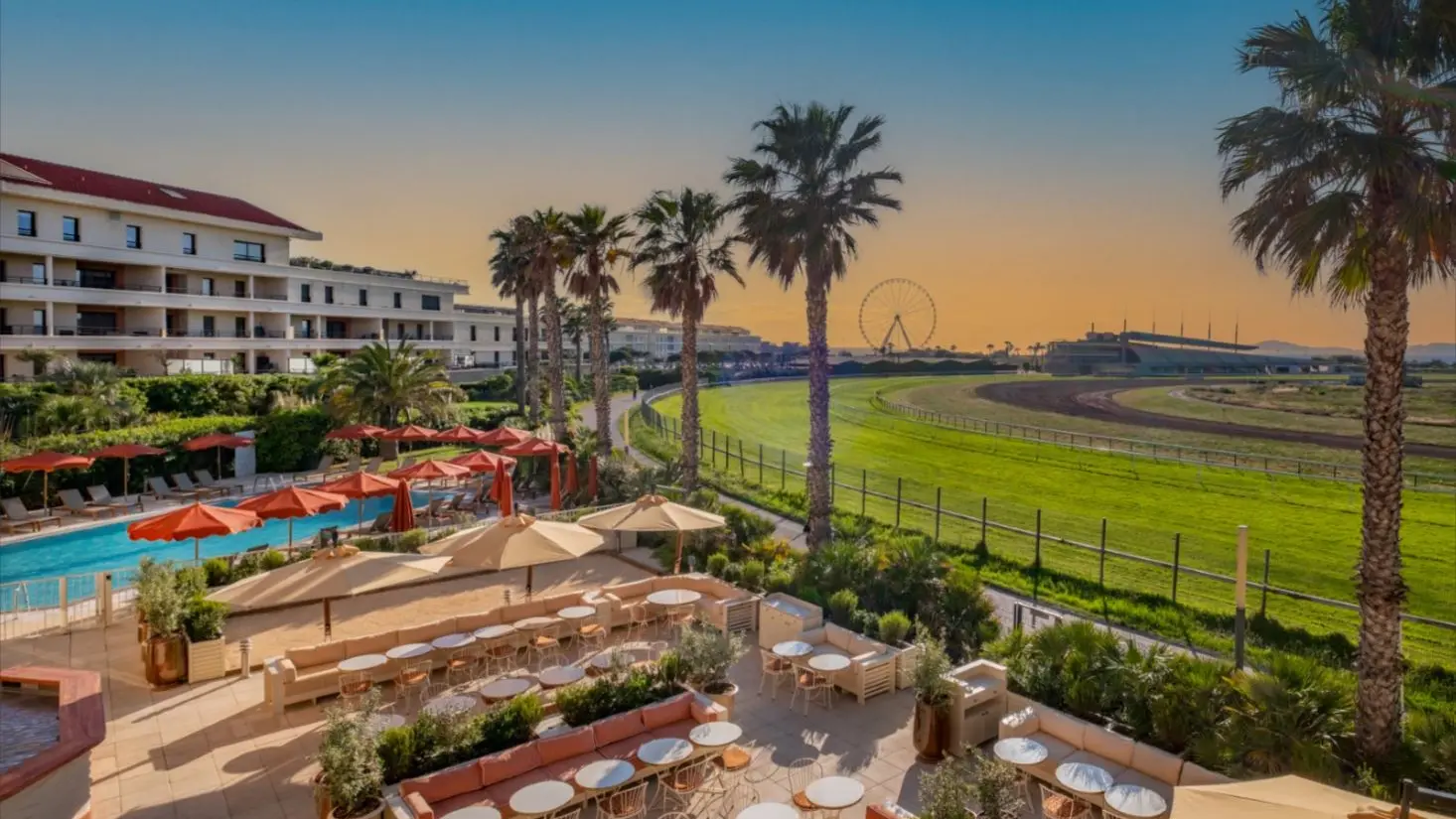 Vue terrasse piscine Hôtel Villa M