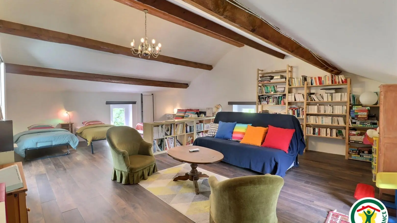Chambre ESPACE DROME : coin salon, console Wii, bibliothèque et jeux, climatisée