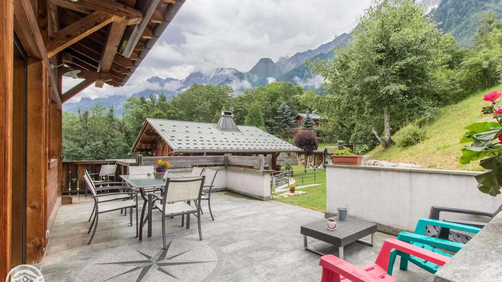 terrasse plus chaise fauteuil  petite table basse : parfait petit endroit de repos avec sa vue incroyable