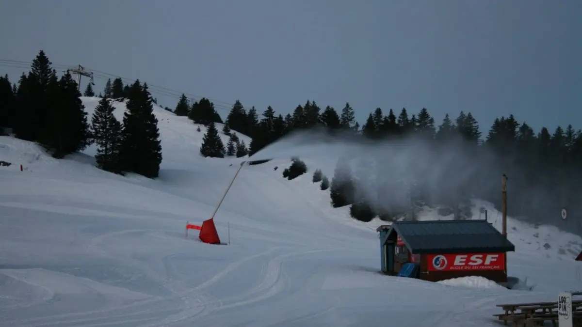 Les canons à neige si besoin..