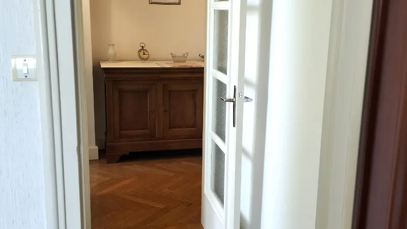 Venez nourrir ses adorables loris au Parc des Oiseaux !