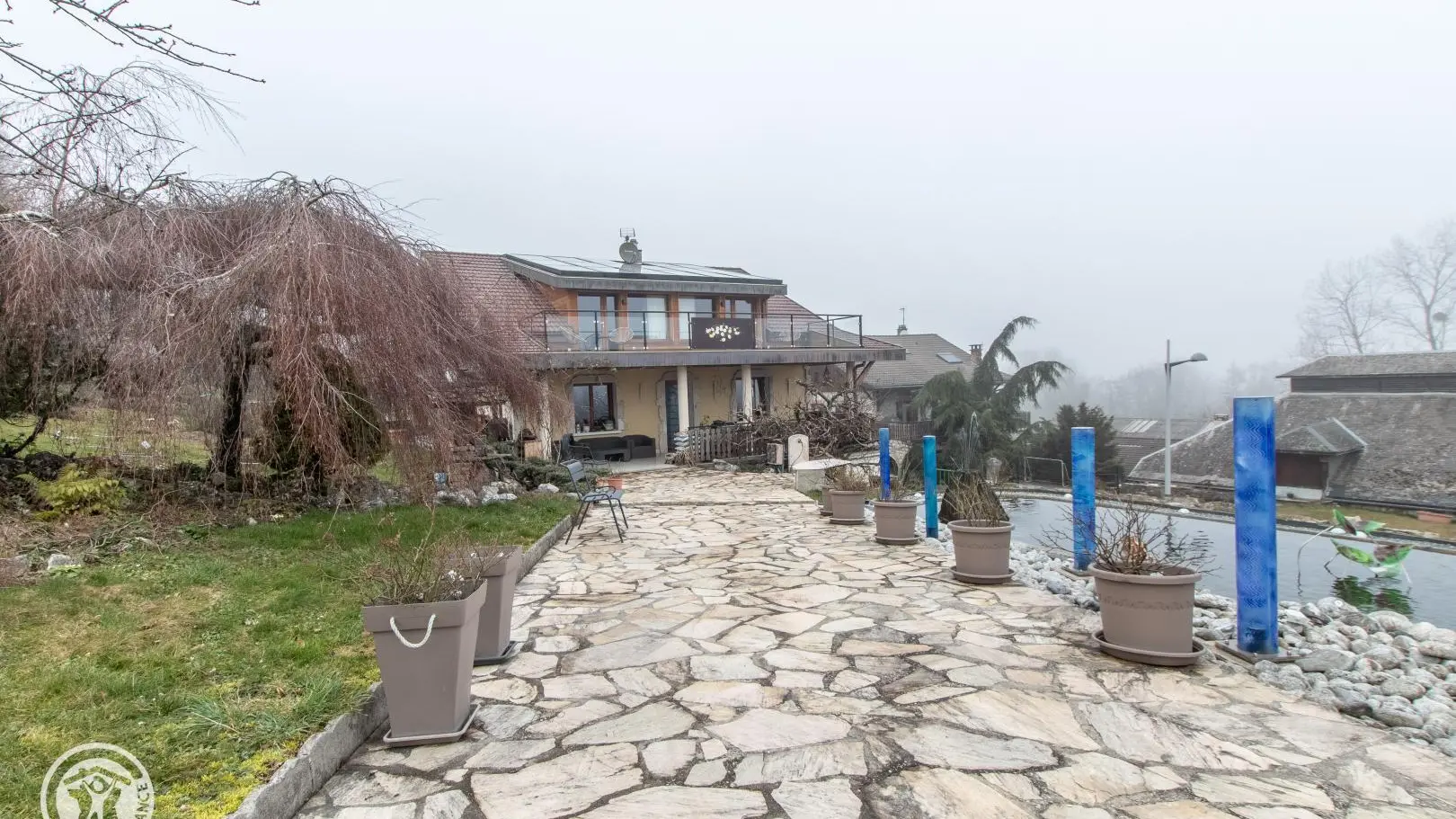 Jardin paysagé, vue extérieure, route d'accès par le haut (Route de Saint Eusèbe)