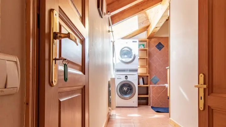 Salle de bains/buanderie (marches d'accès).