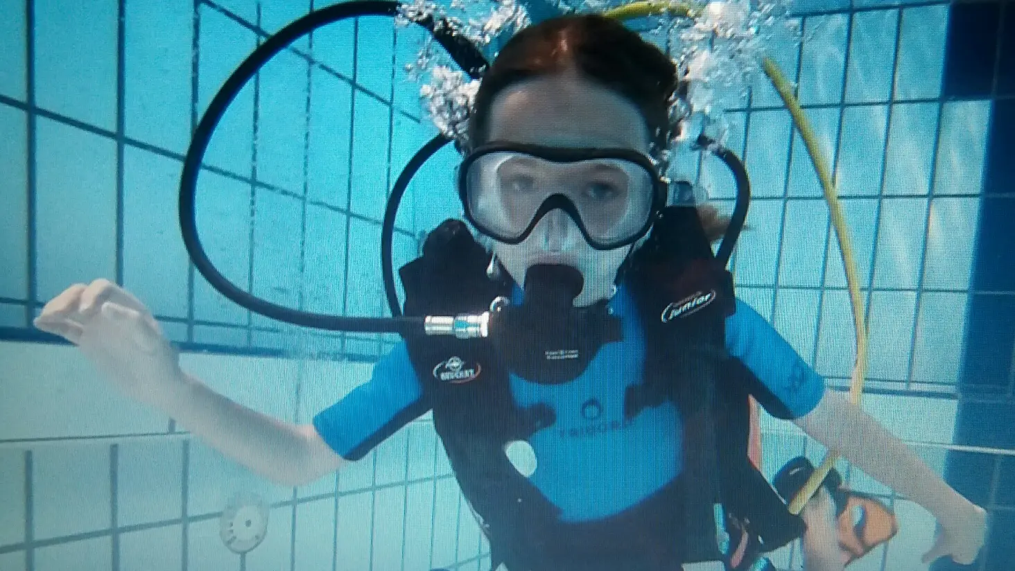 Plongée dans la piscine