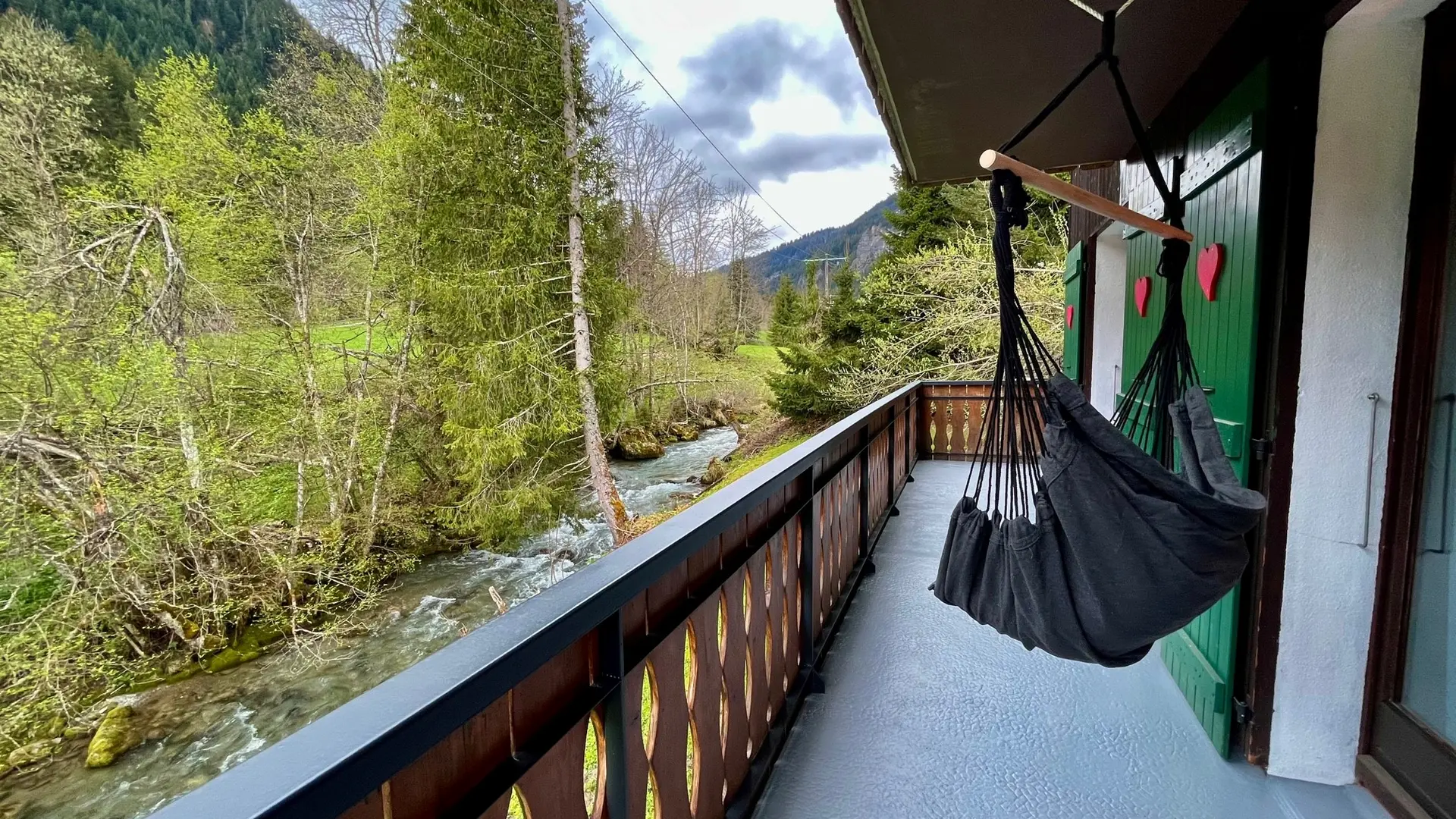 Balcon avec hamac, vue sur la rivière et les montagnes