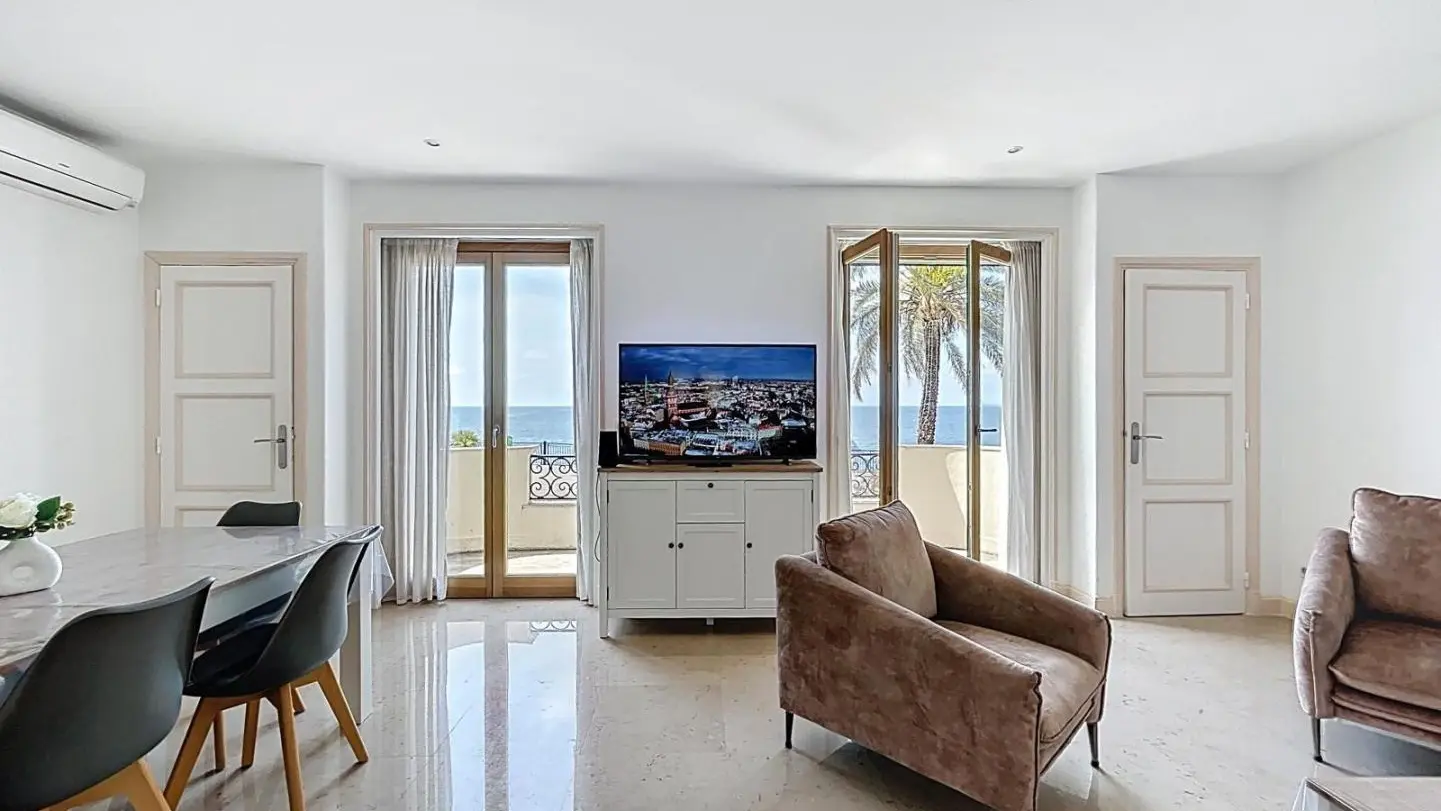 Villa Kriss-Séjour donnant sur mer-Nice-Gîtes de France des Alpes-Maritimes