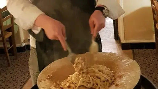 Tagliatelles dans la meule de parmesan