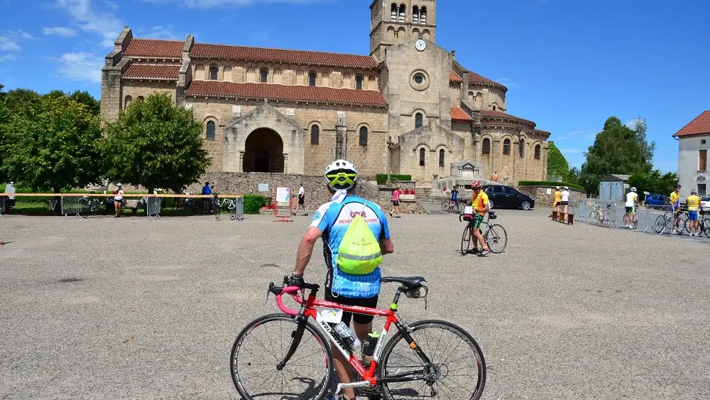 Cyclo devant l'église de Châtel-Montagne