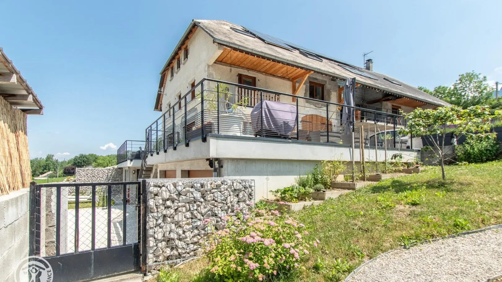 Accès espace piscine depuis la zone de stationnement du gîte