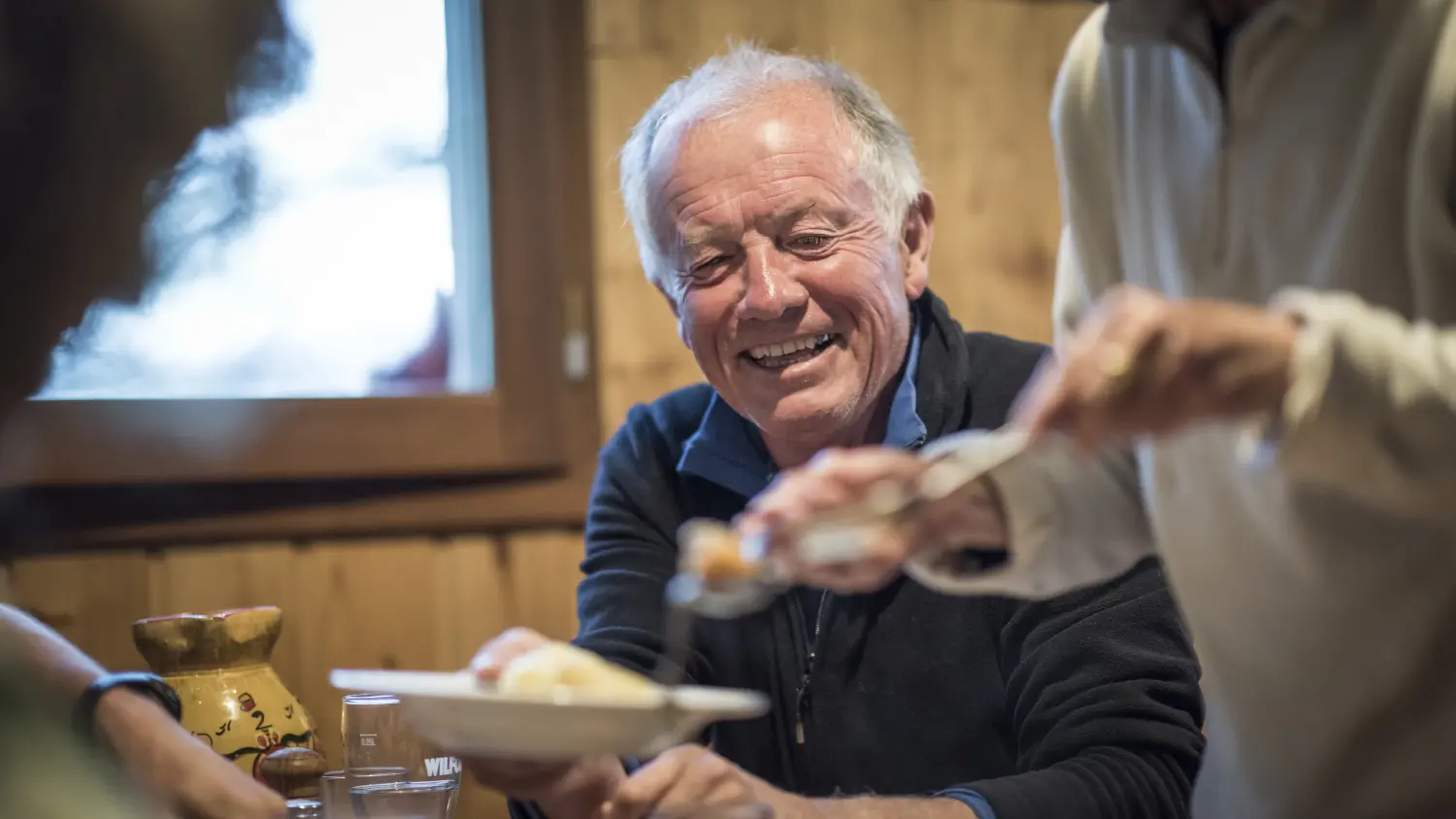 Repas convivial en refuge