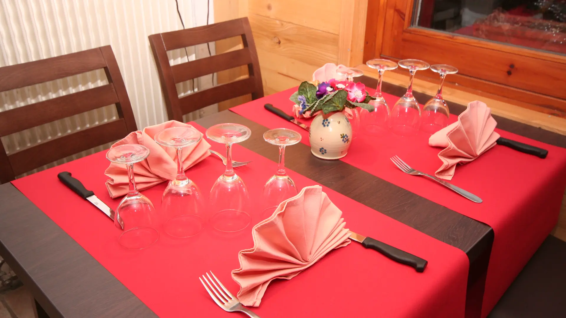 Zoom sur une table du restaurant de l'hôtel Edelweiss