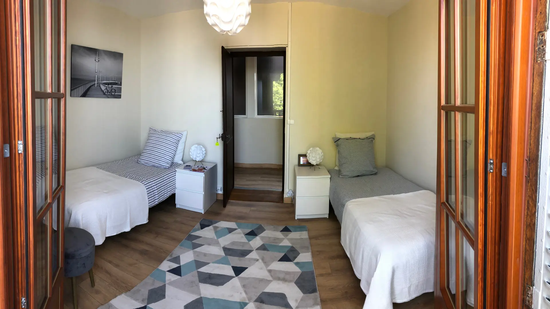 Chambre, avec deux lits simples, balcon et vue sur le lac