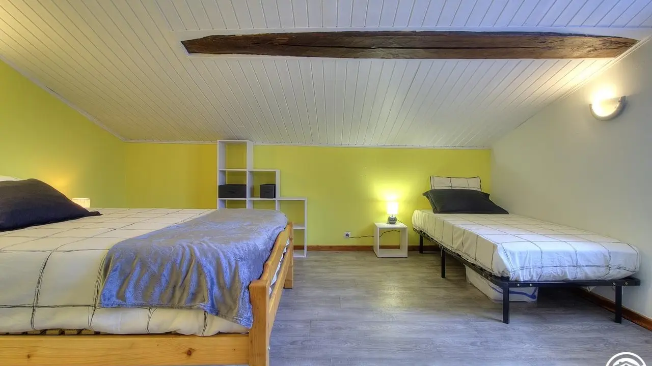 Chambre 2 située au 1er lit 140x190 +   lit 90x190