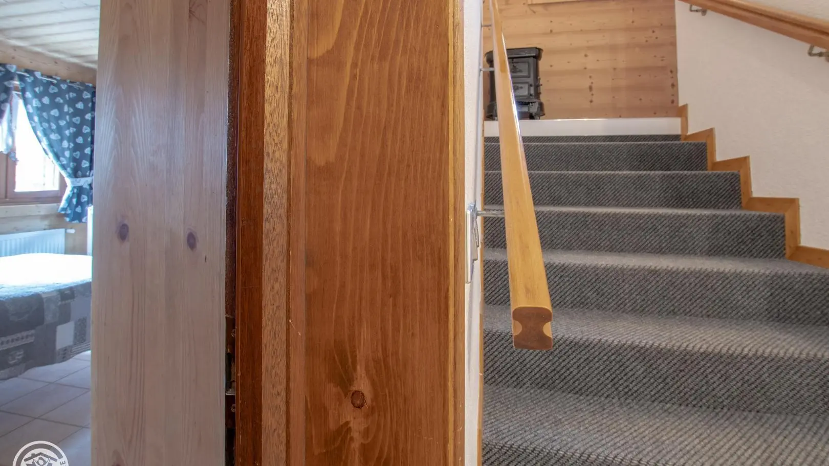 Accès à l'étage supérieur où se trouvent toutes les autres chambres.