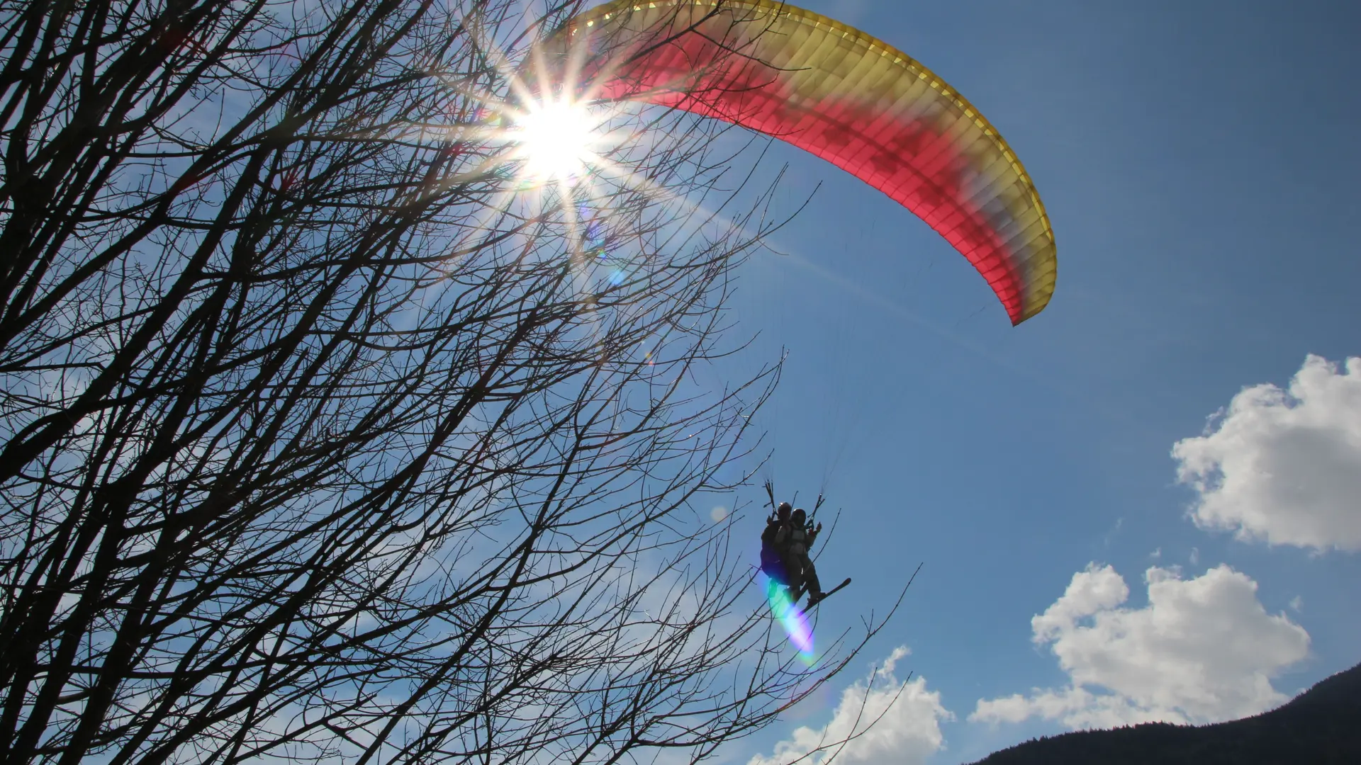 Vol biplace ski aux pieds en hiver
