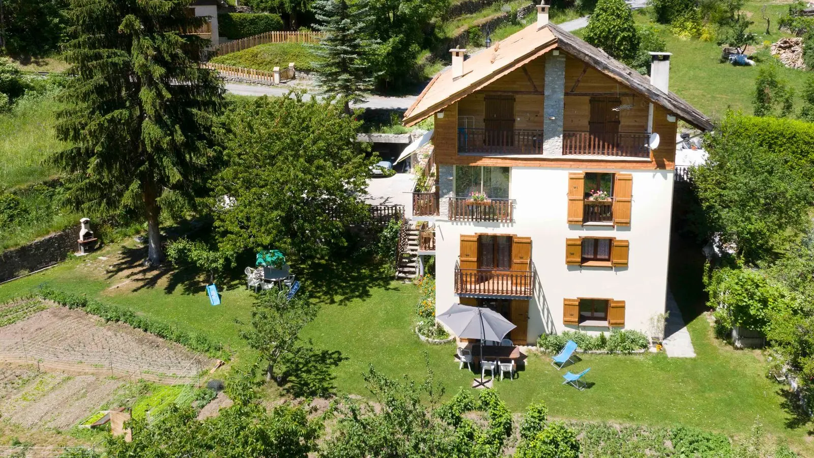 Gîte Les Jasmins-Vue du bâtiment-Saint-Étienne-de-Tinée-Gîtes de France des Alpes-Maritimes