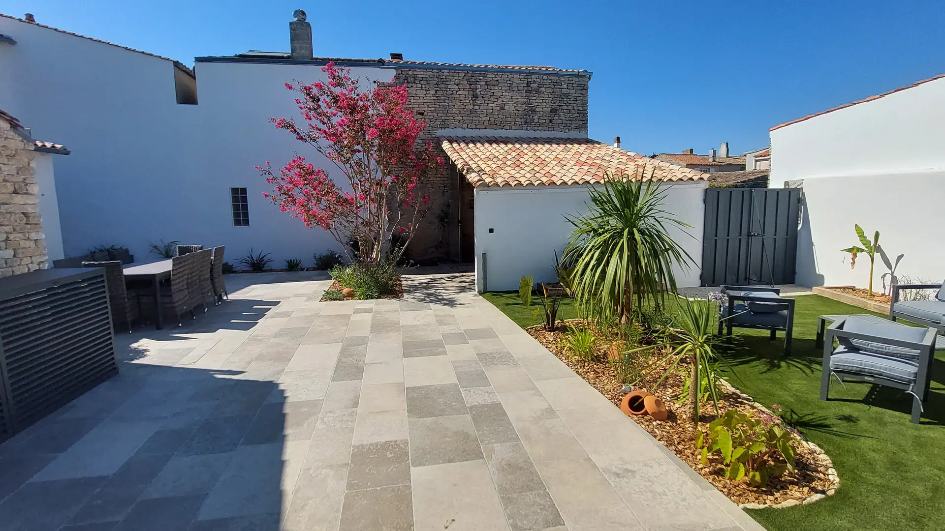 Vue jardin, terrasse, table