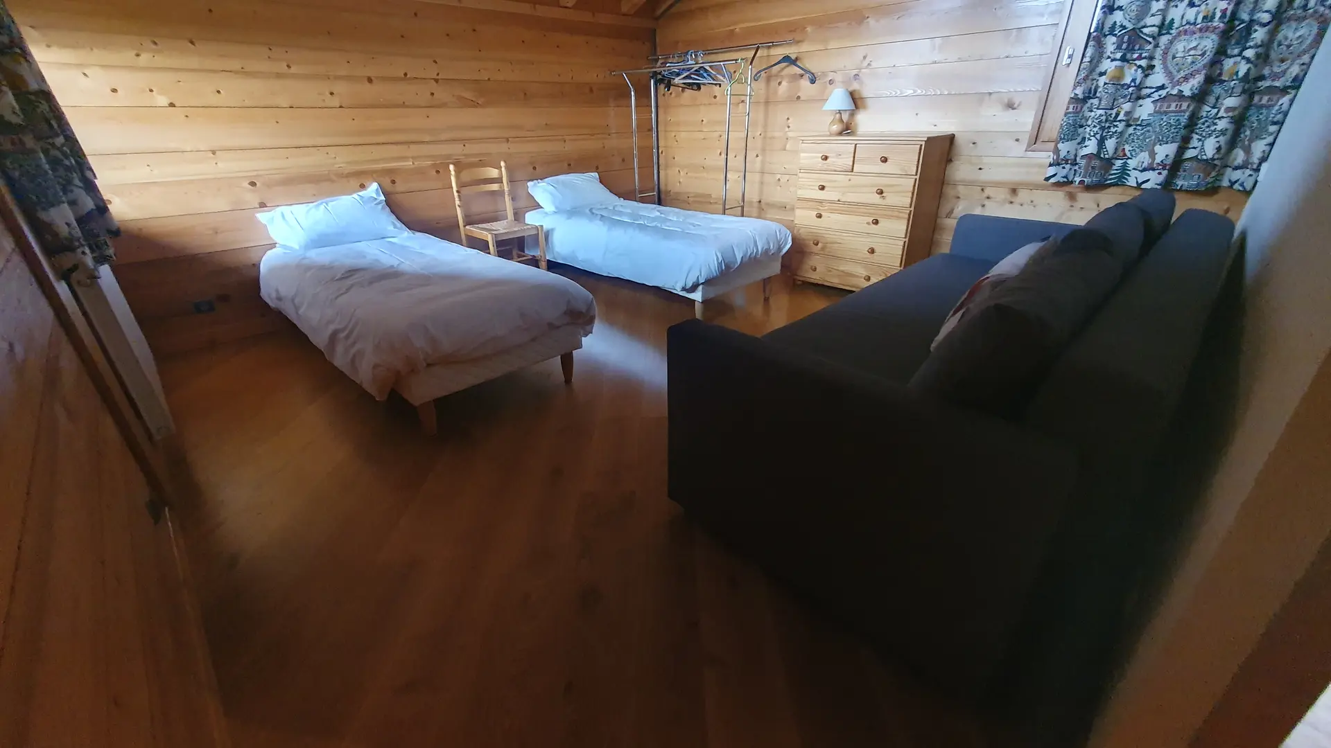 Chambre avec 2 lits de 90 et banquette convertible