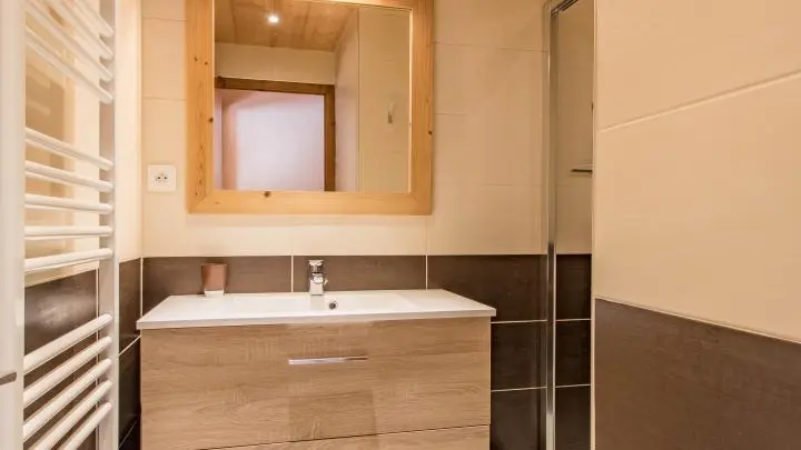 vasque deux tiroirs et sèche cheveux