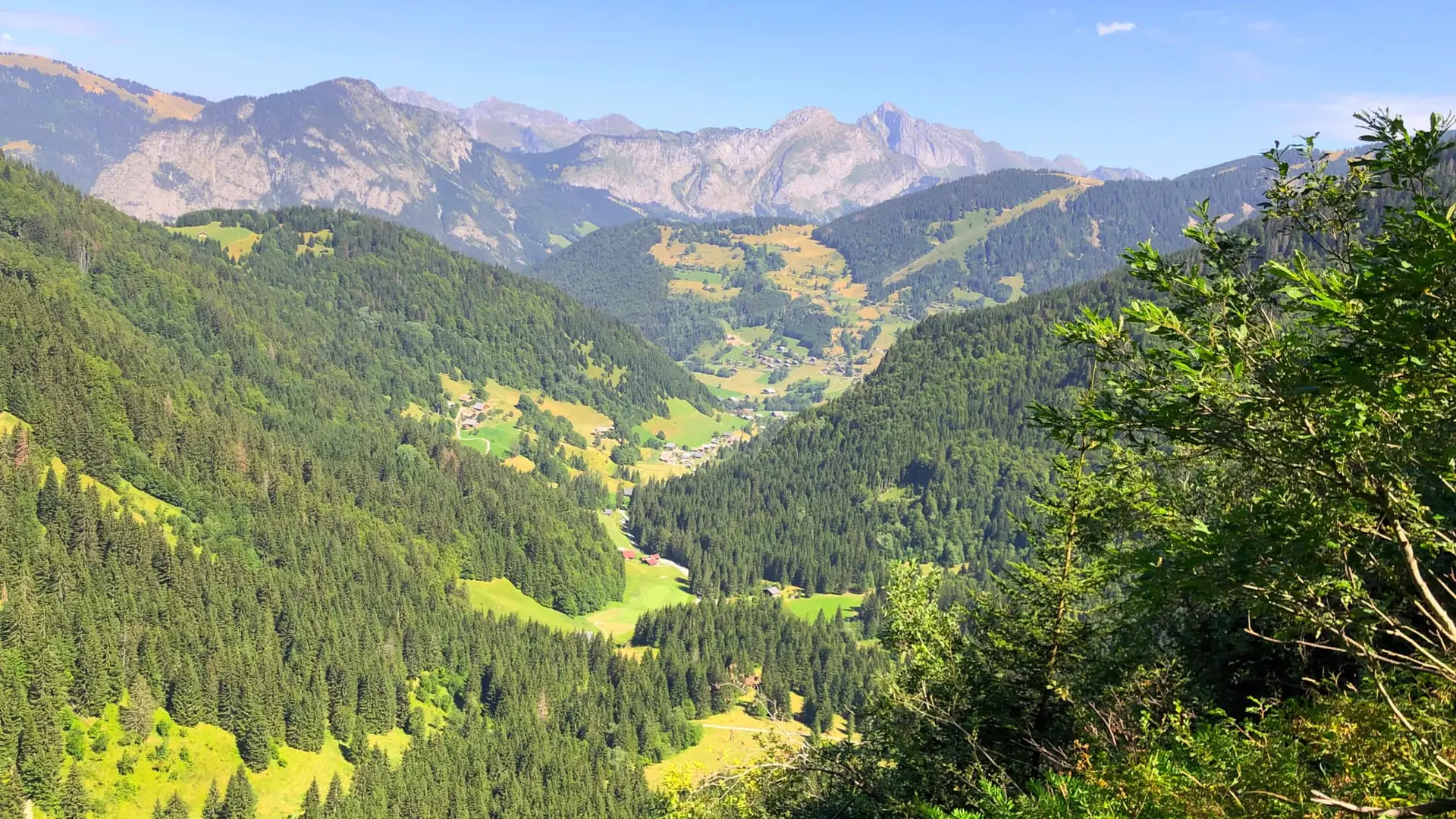 Vue sur le hameau de Prétairié et sur les montagnes