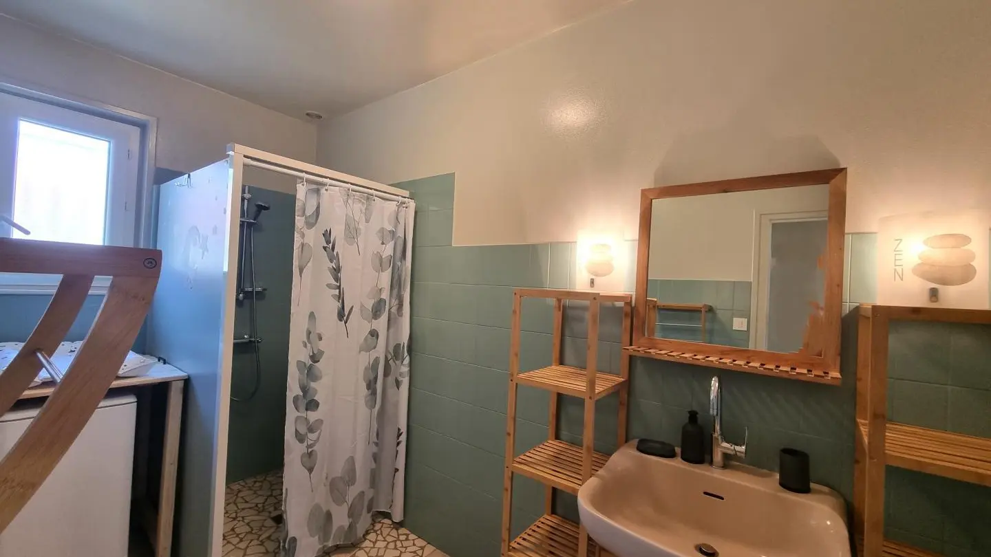 Salle d'eau : douche - vasque, 
aménagée BEBE câlin, matelas à langer, baignoire...