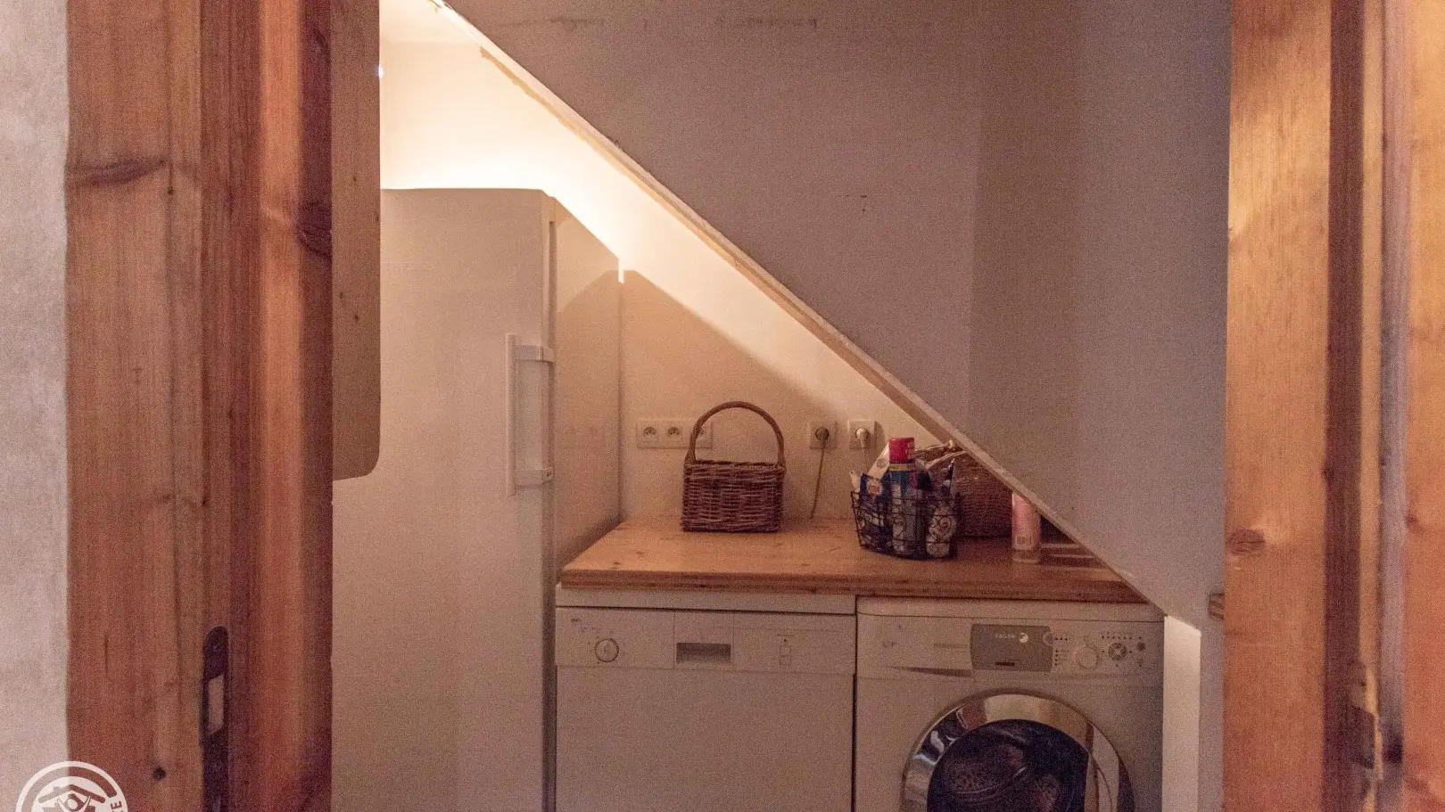 Local avec lave-linge, lave-vaisselle, four micro-ondes et réfrigérateur
