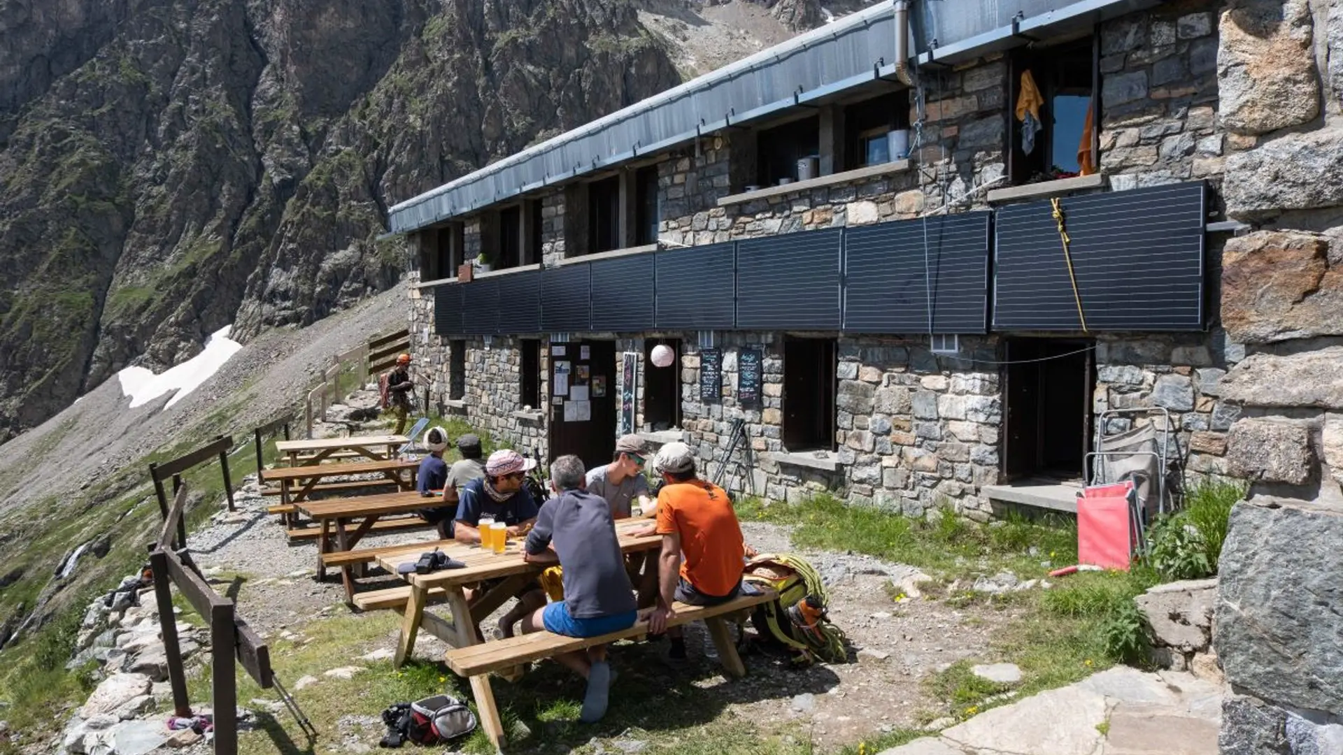 Sur la terrasse du refuge de l'Olan