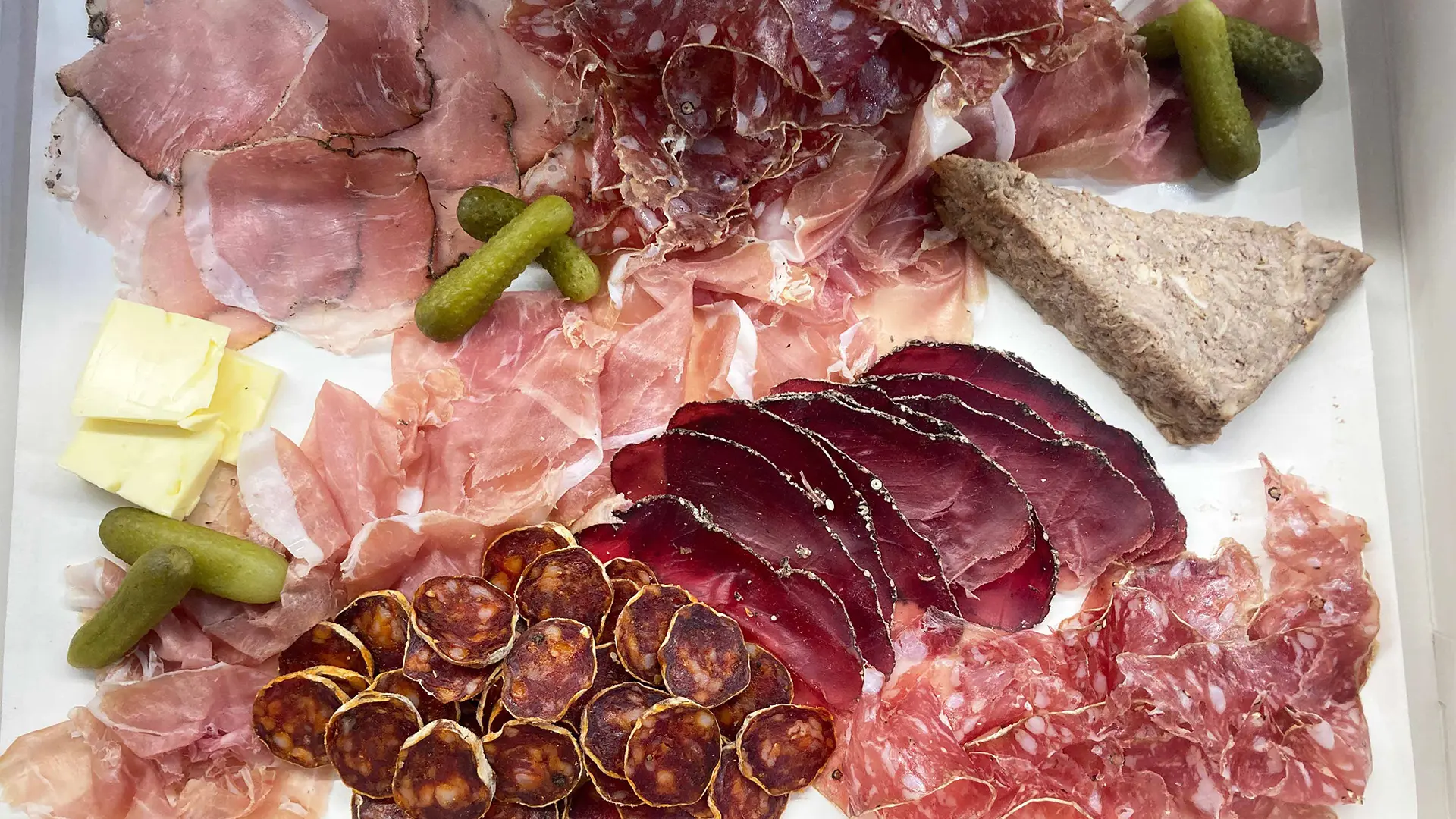 Prepration de plateau charcuterie avec des produits frais