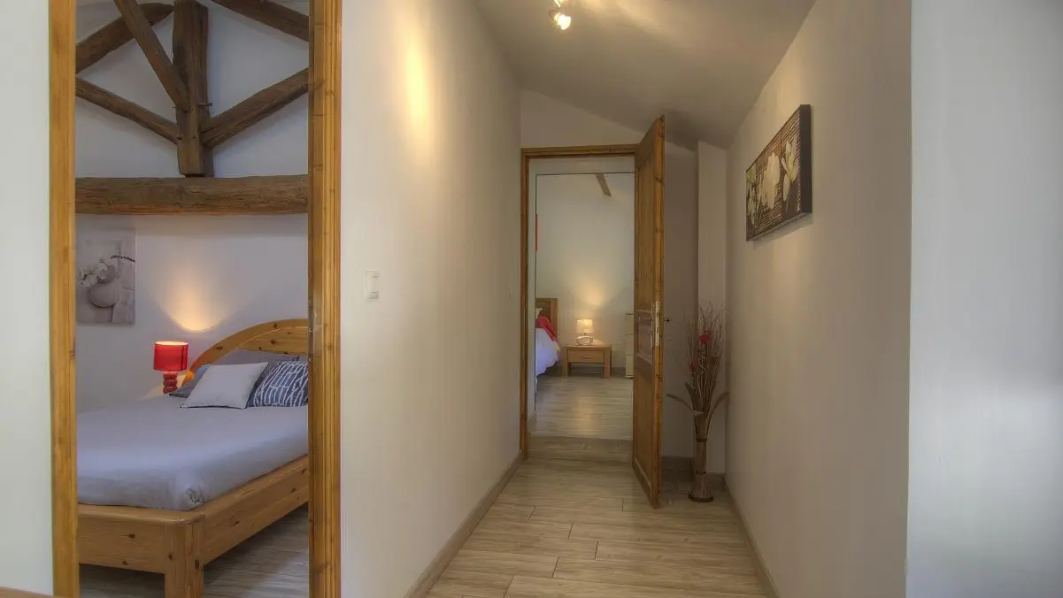 Couloir donnant sur les chambres.