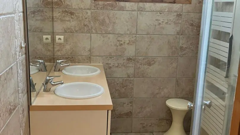 Salle de bain du bas : double vasque et douche