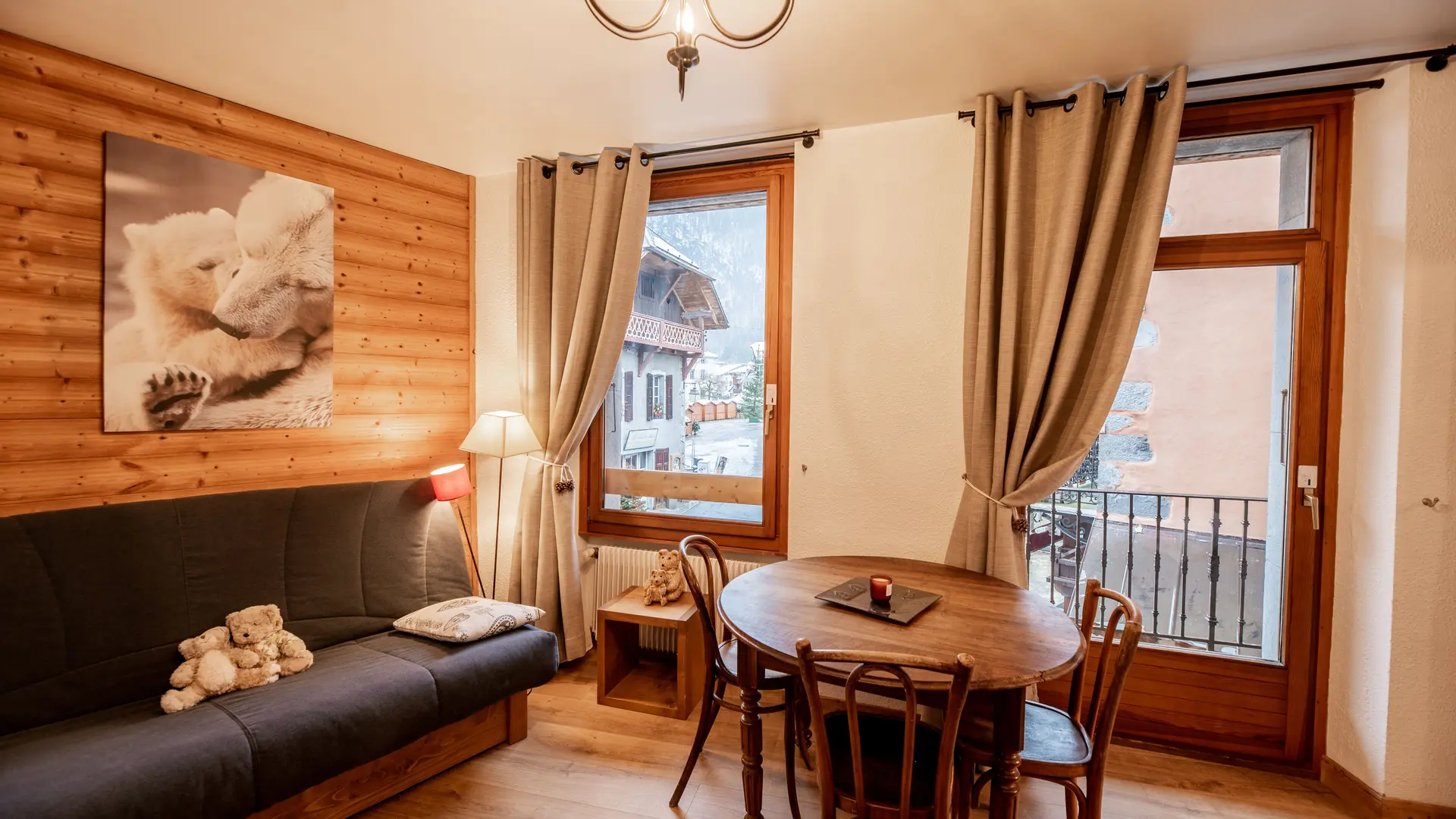 Salon avec vue sur la place de la Grenette