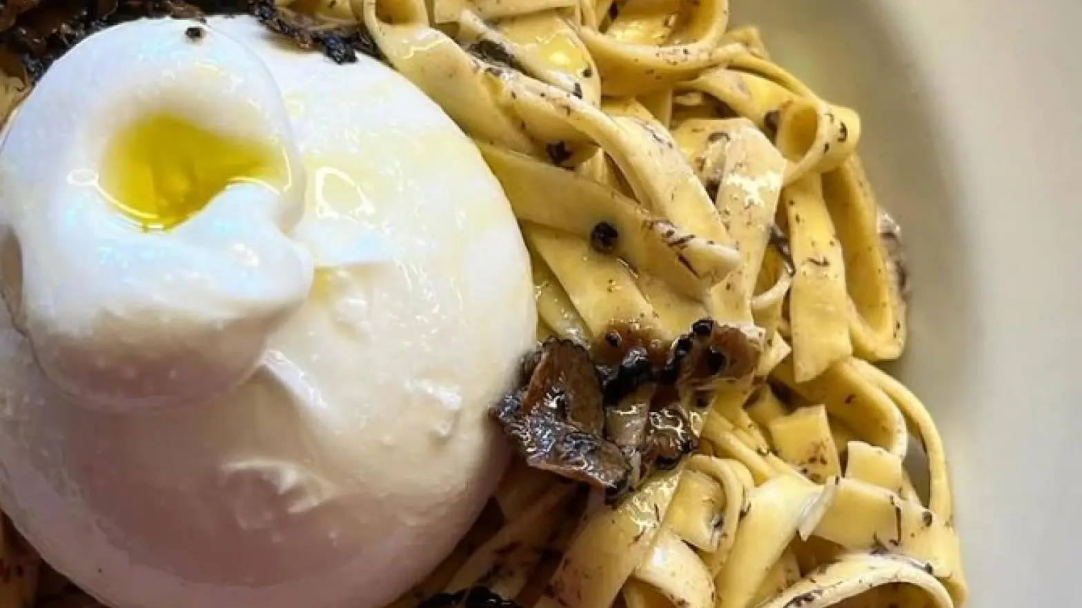 assiette de tagliatelle et mozza