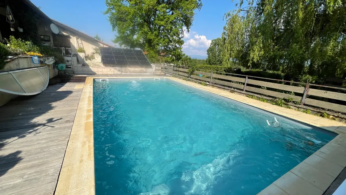 La plate forme dans la piscine.