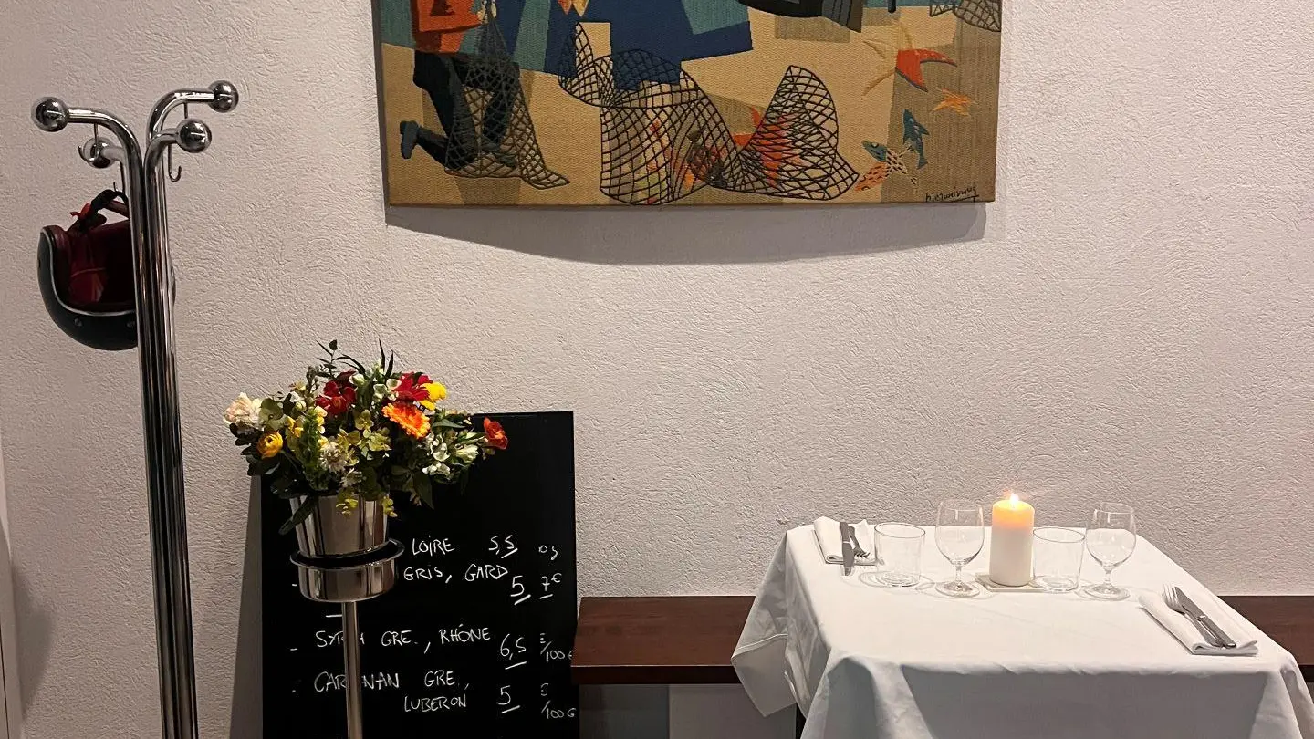 table pour deux et fleurs