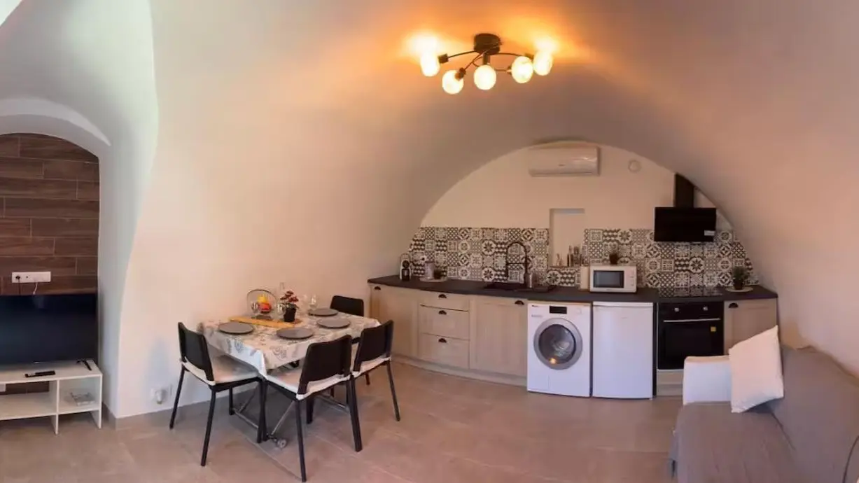 Gîte l'Atypique-Séjour-cuisine-Contes-Gîte de France Alpes-Maritimes