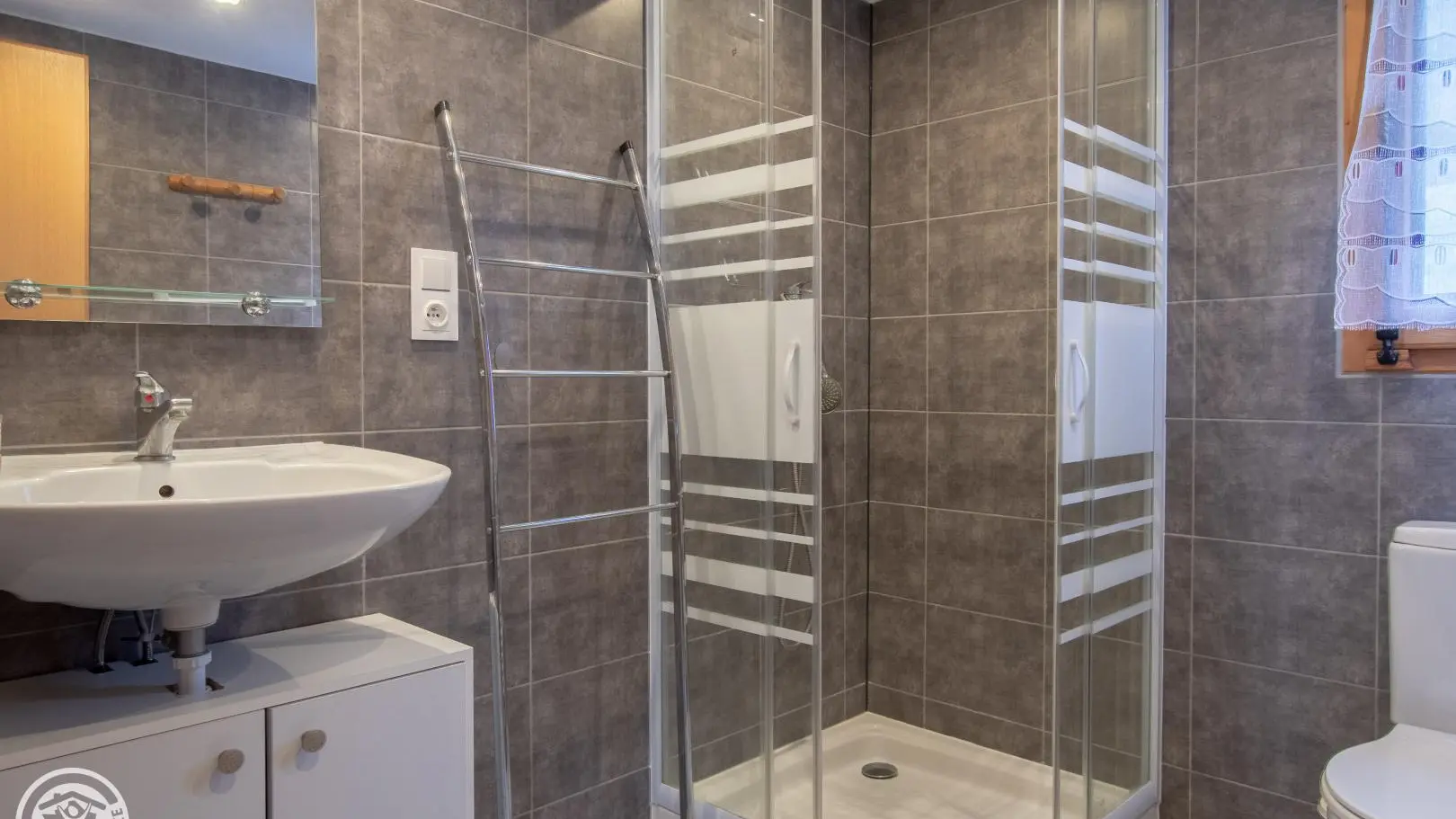 Salle d'eau au niveau de la pièce de vie.