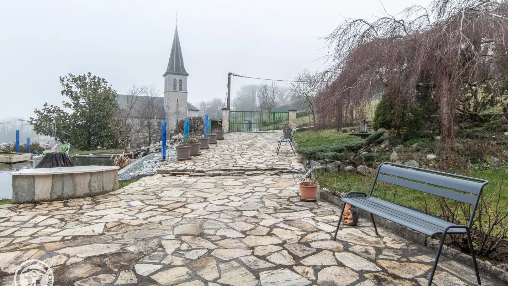 Mobilier extérieur et jardin paysagé (accès dépose par portail)