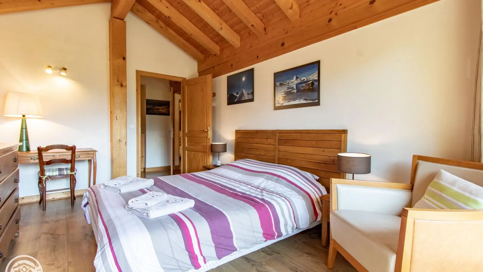 Chambre Mont-Blanc avec balcon. Grand lit double. Se partage la salle de bain (baignoire) avec la chambre Tintin.