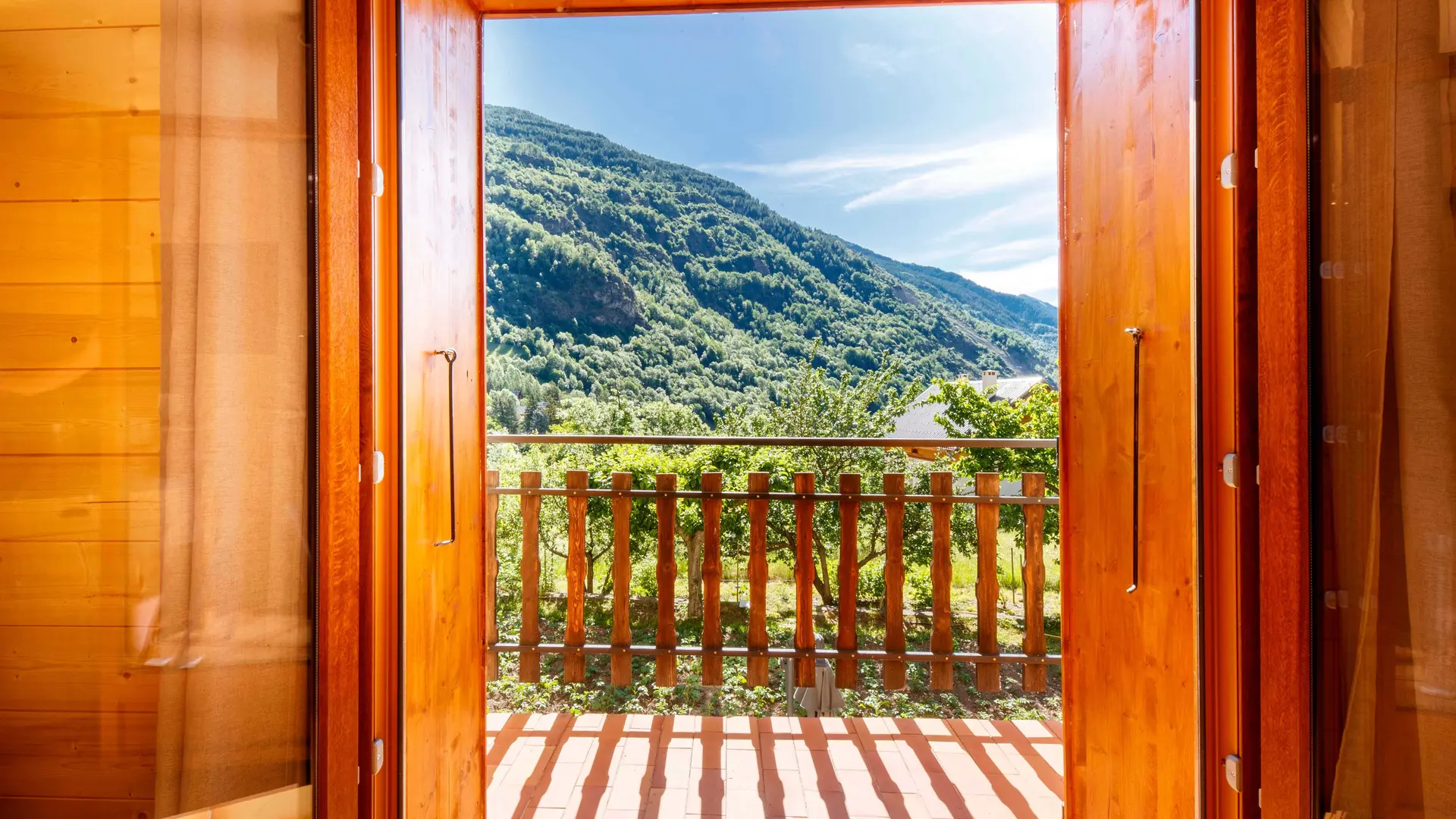 Gîte Les Rosiers-Accès au balcon-Saint-Étienne-de-Tinée-Gîtes de France des Alpes-Maritimes vue sur la vallée de la Tinée entourée de hauts sommets j'usqua 3031m le Ténibre