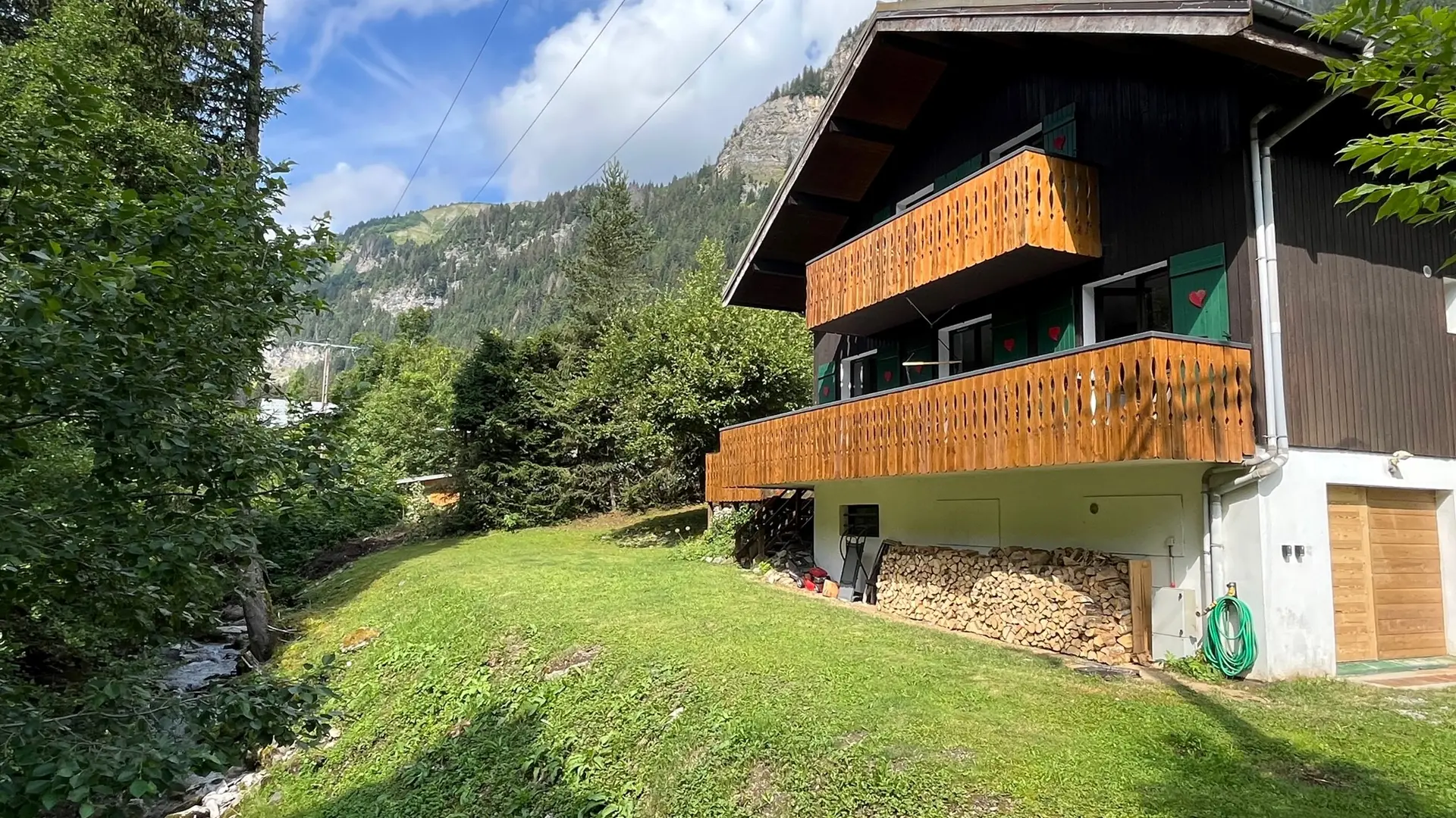 Extérieur du chalet en été