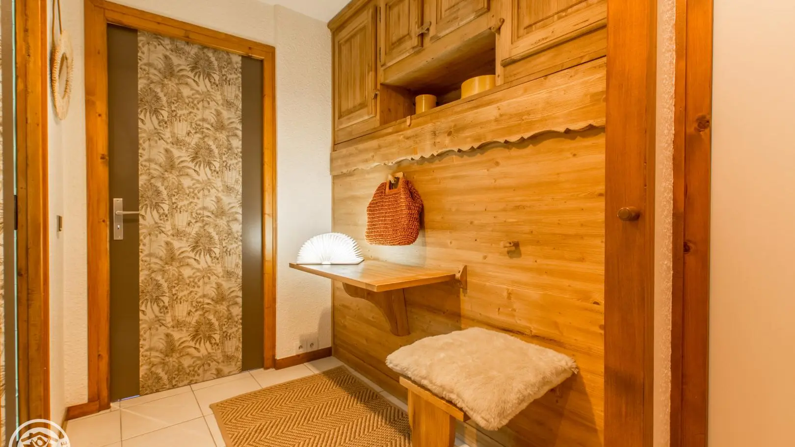 Hall d'entrée du gîte avec lit escamotable 140cm