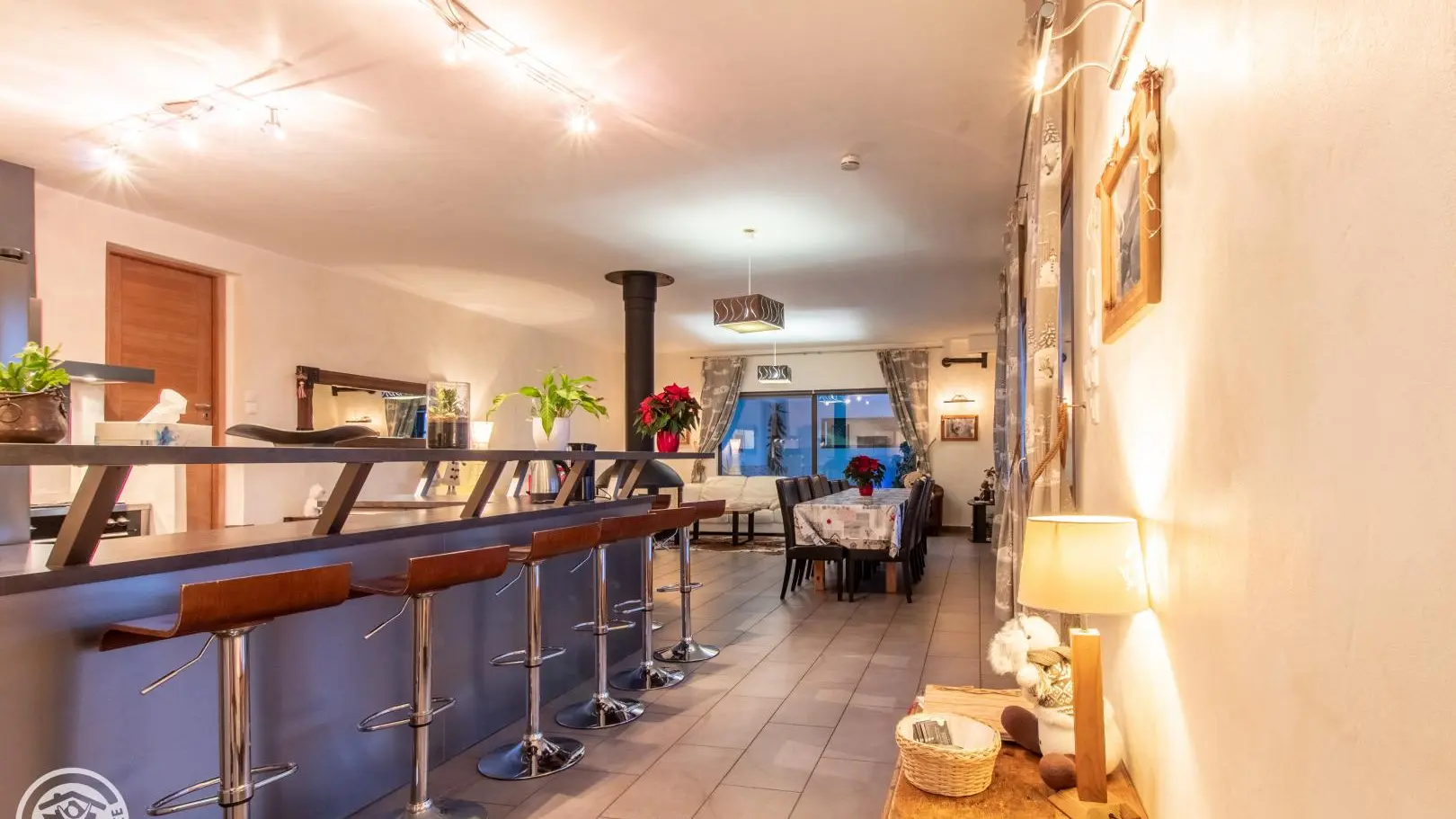 Pièce principale avec cuisine ouverte et espace bar