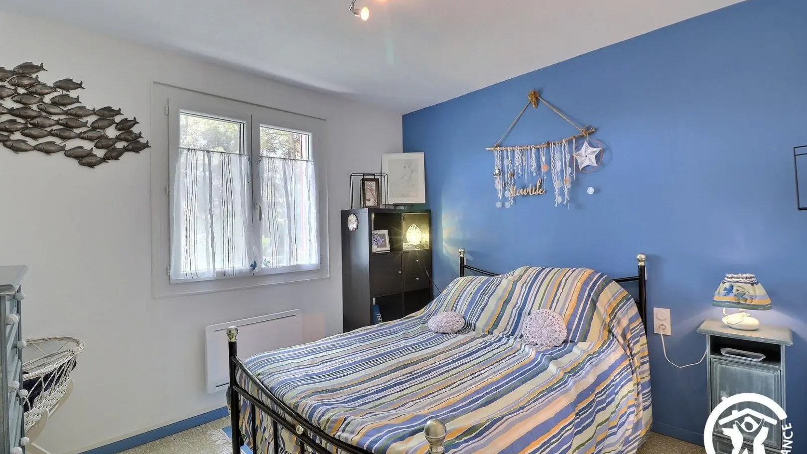 On peut croiser les volets en bois pour éviter la chaleur