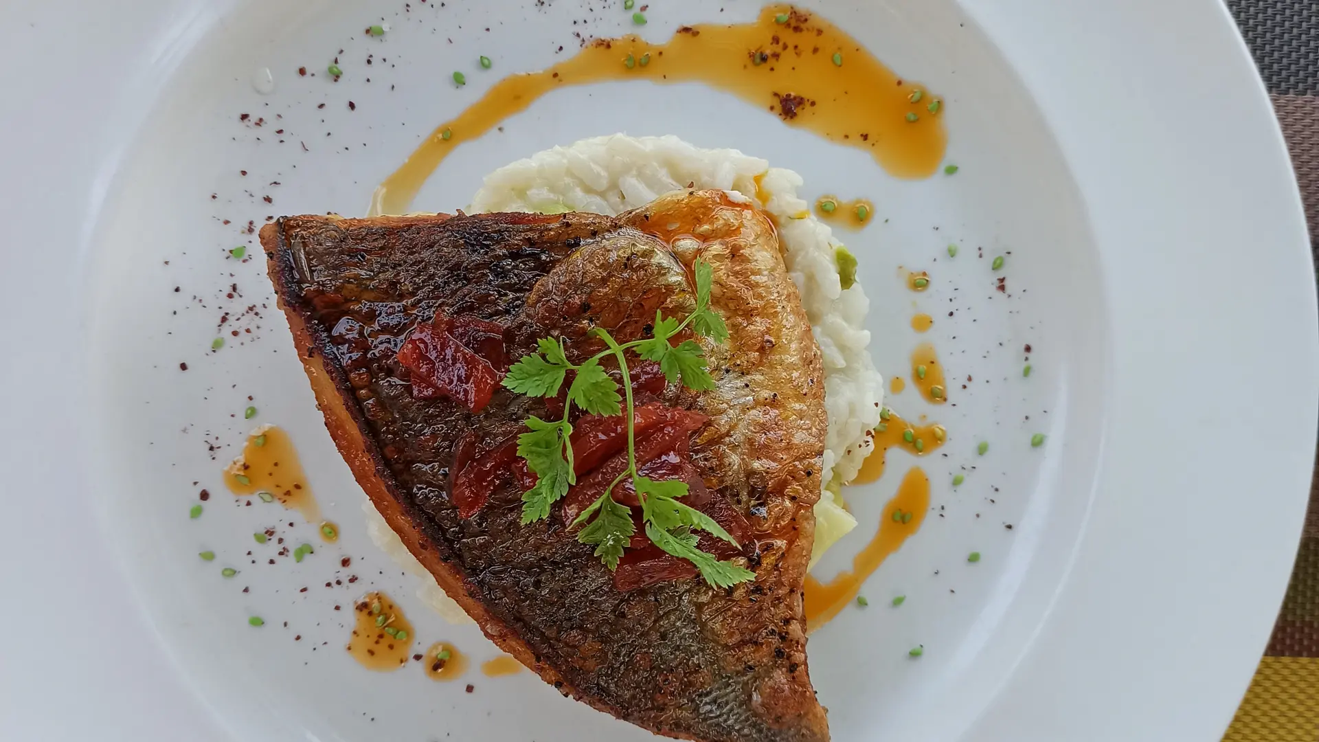 Filet de daurade sauce ail et chorizo et risotto aux asperges La Ciboulette - restaurant avec vue panoramique à Gassin - https://gassin.eu