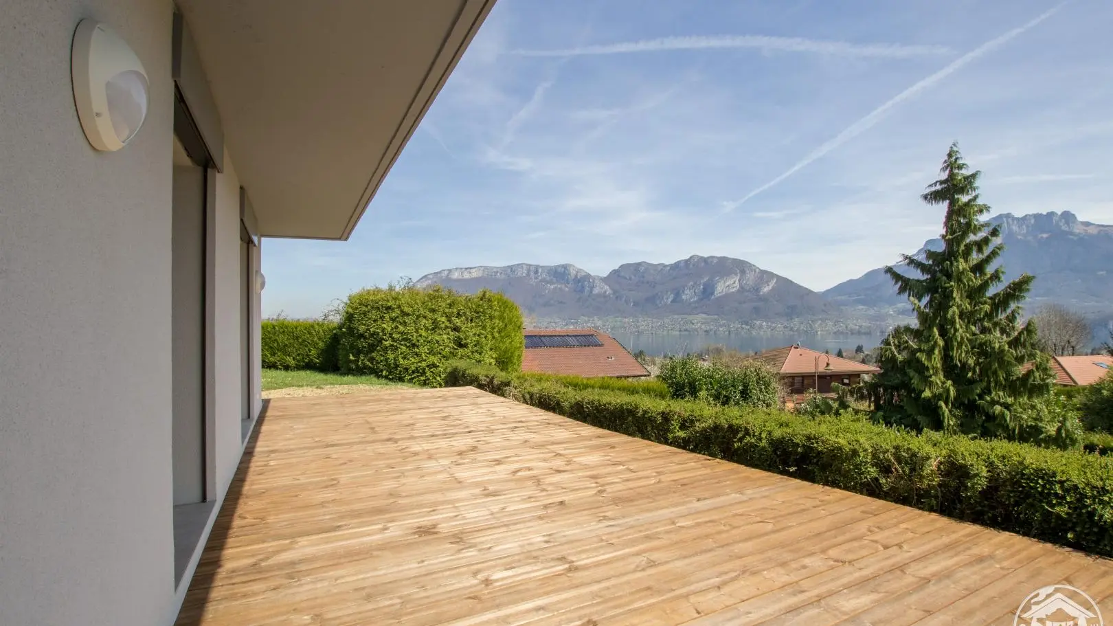 Exterieur avec sa terrasse en bois