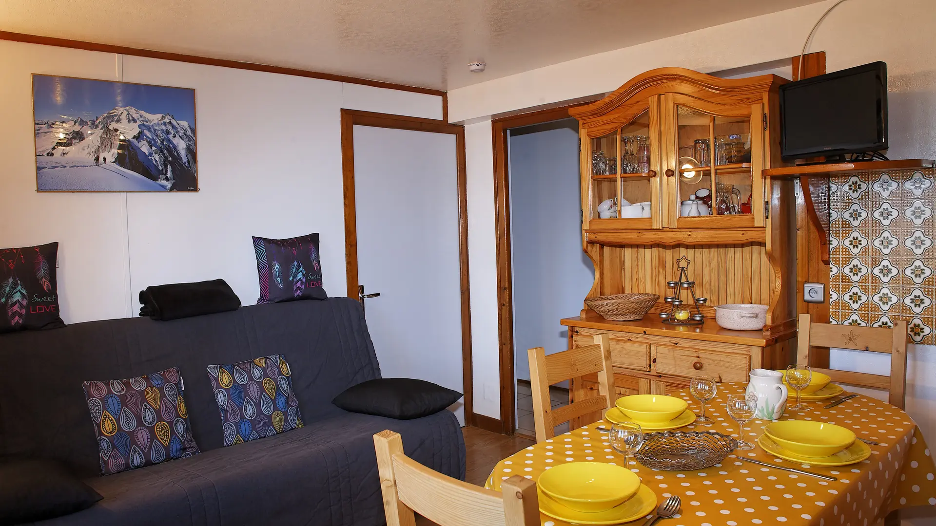 Séjour avec canapé et table